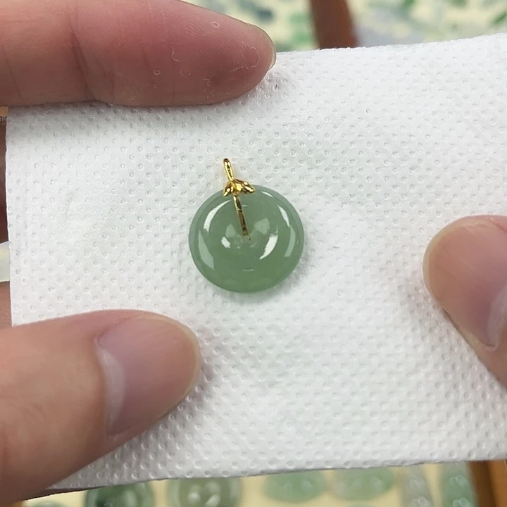 翡翠18K金镶嵌颈饰扣子