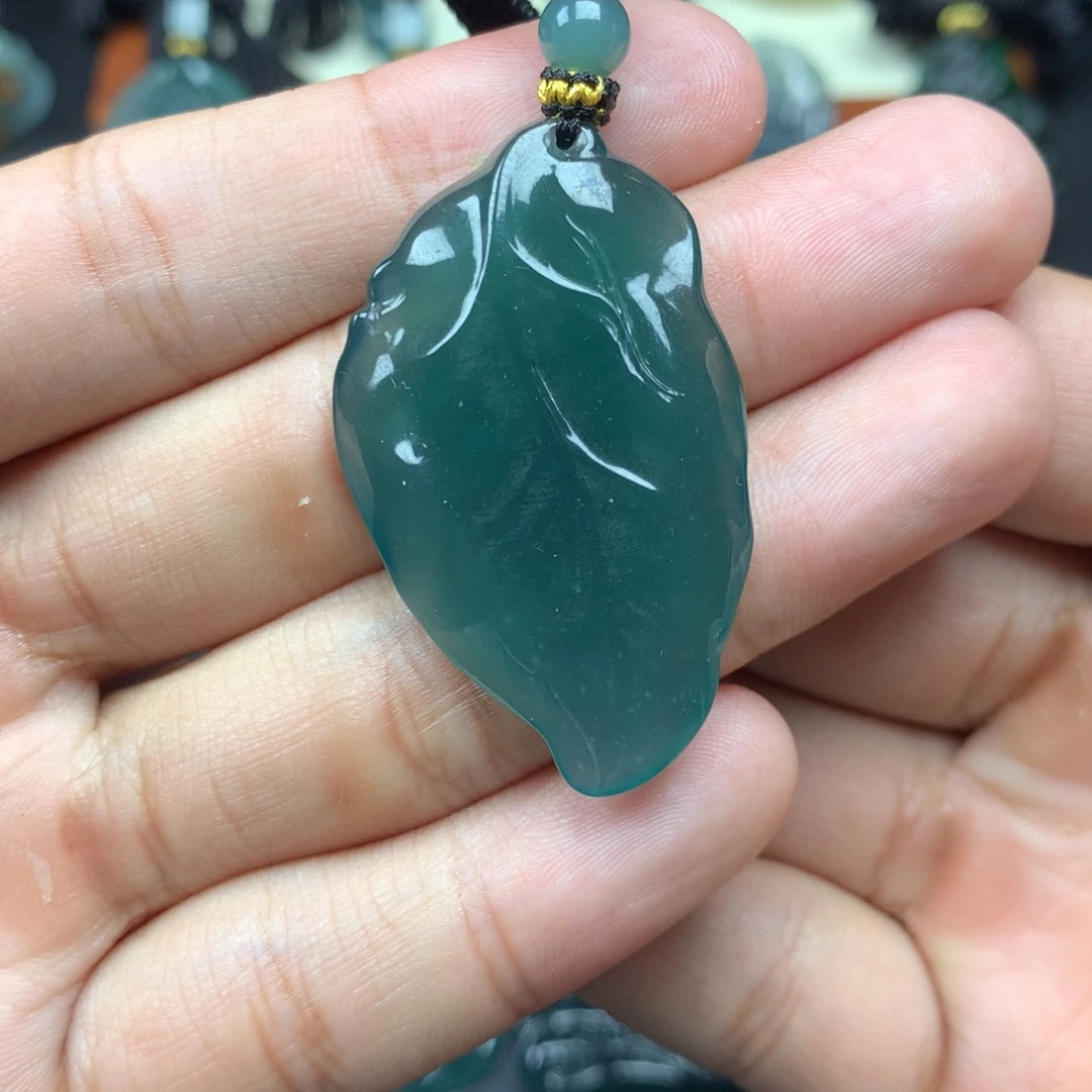 翡翠未镶嵌颈饰叶子