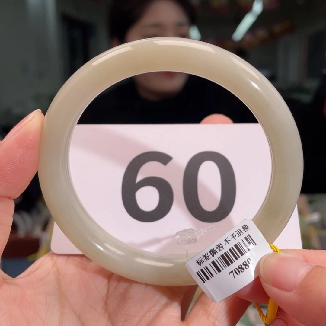 和田玉手镯未镶嵌色纹