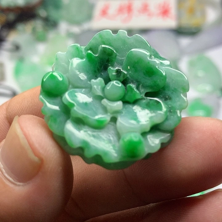 翡翠未镶嵌吊坠(赠链)