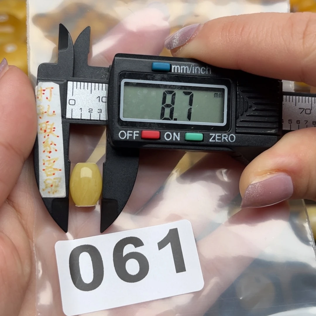 蜜蜡裸石未镶嵌李***?蜜蜡