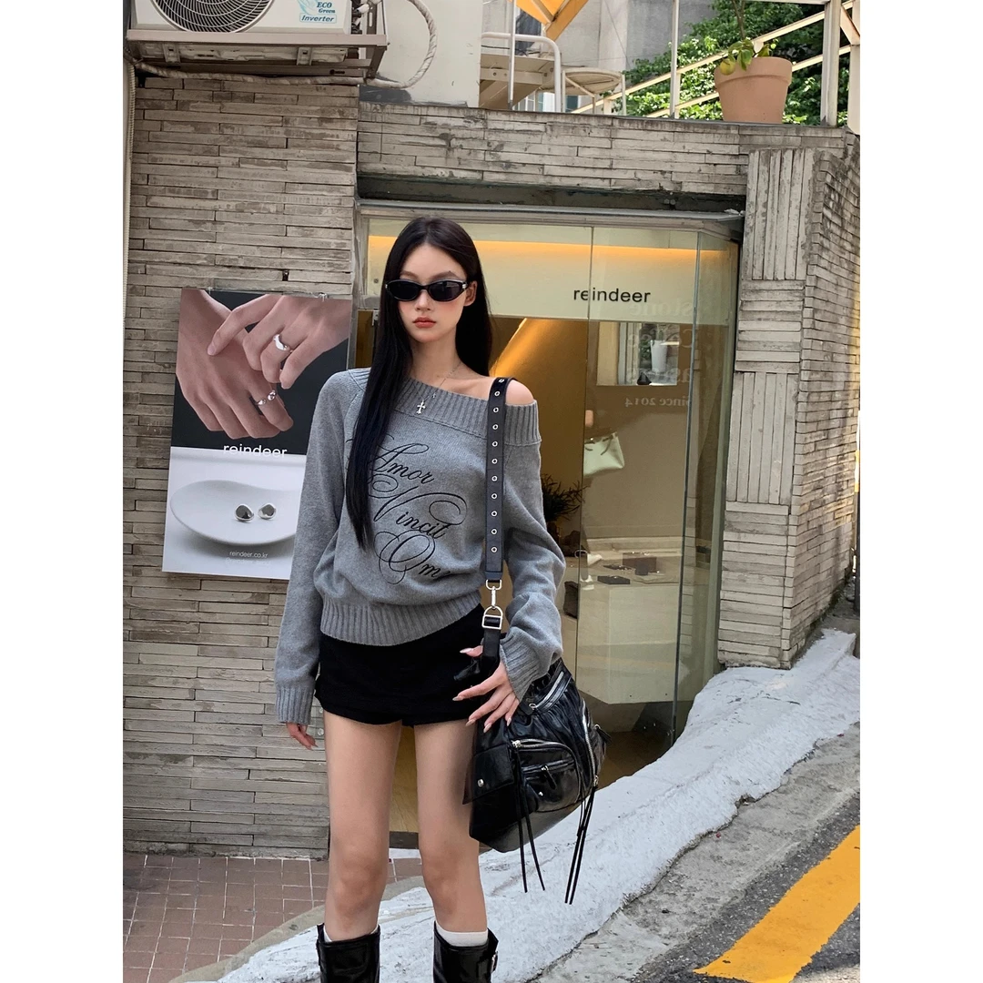 黄色翻领斜肩花体针织衫毛衣女早秋复古潮流软糯设计字母露肩上衣