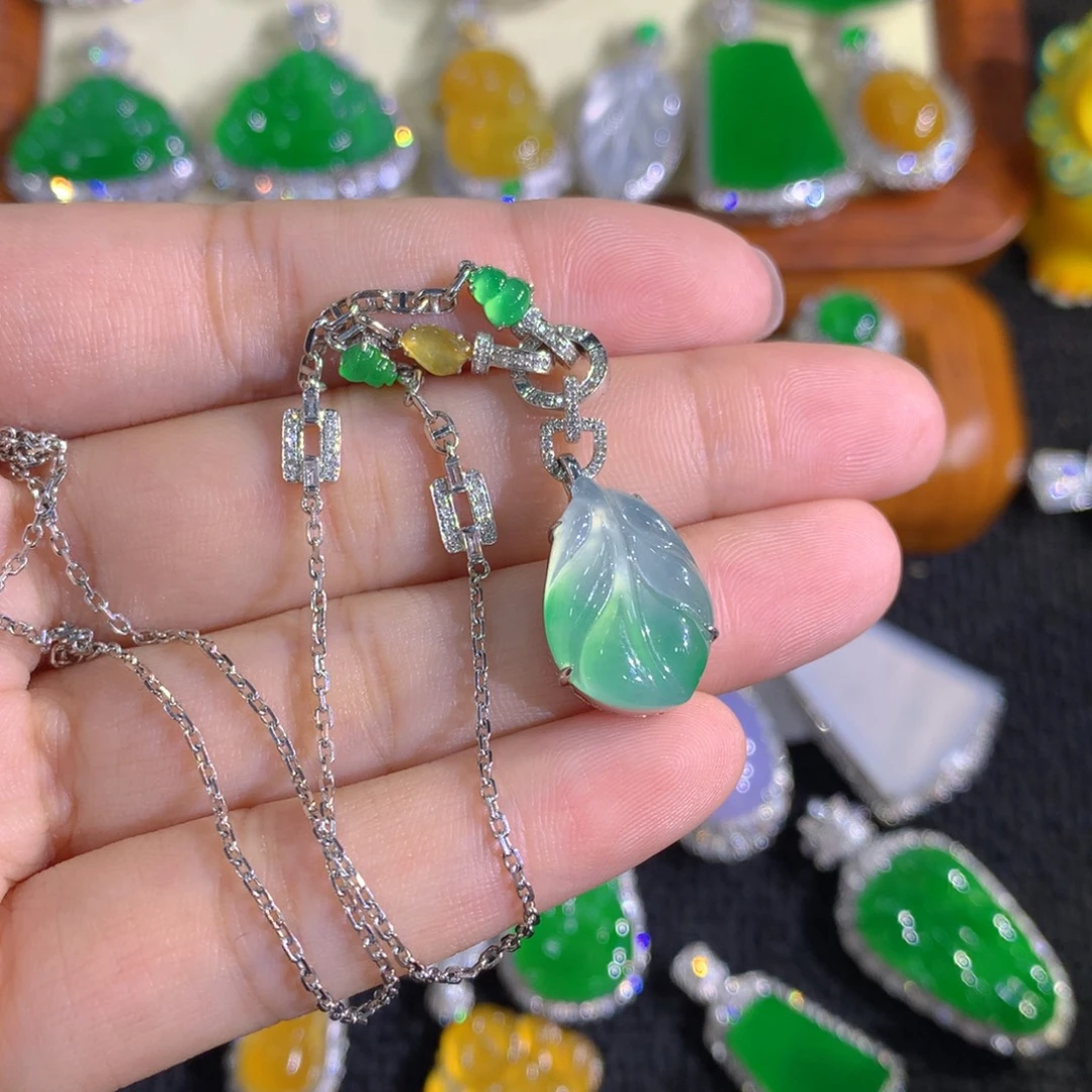 翡翠18K金镶嵌颈饰