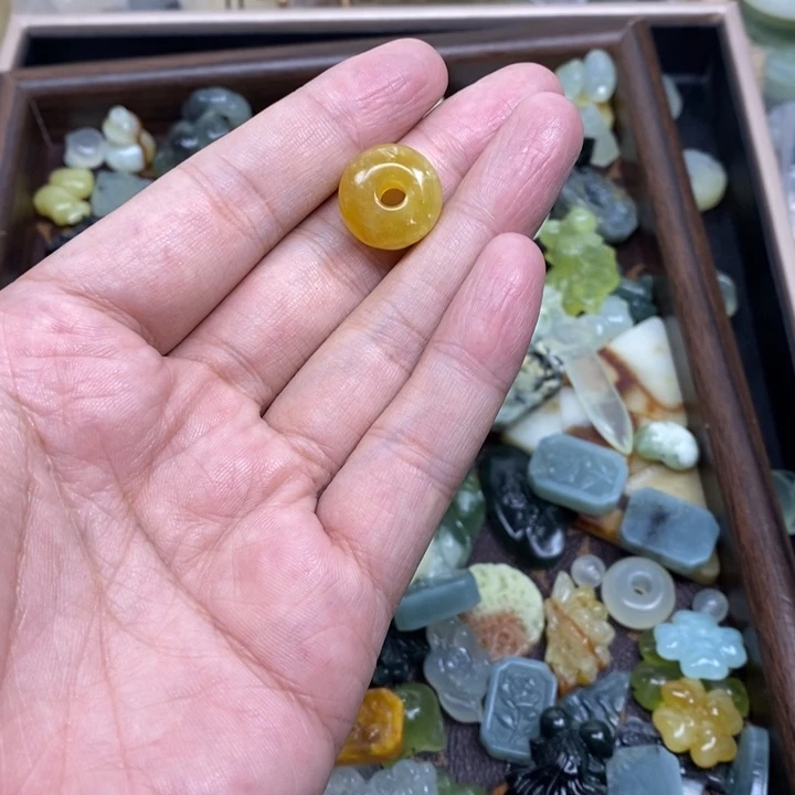 吃***懒蛇纹石玉未镶嵌颈饰
