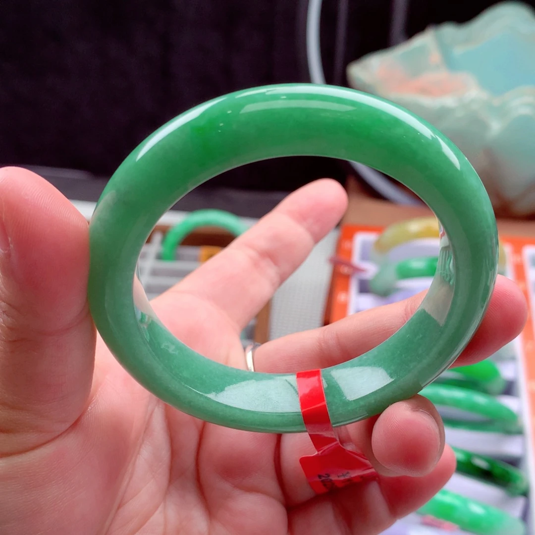 翡翠手镯未镶嵌翡翠