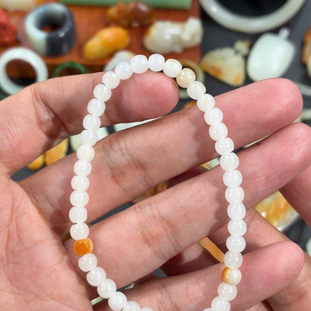 家***妮和田玉未镶嵌颈饰