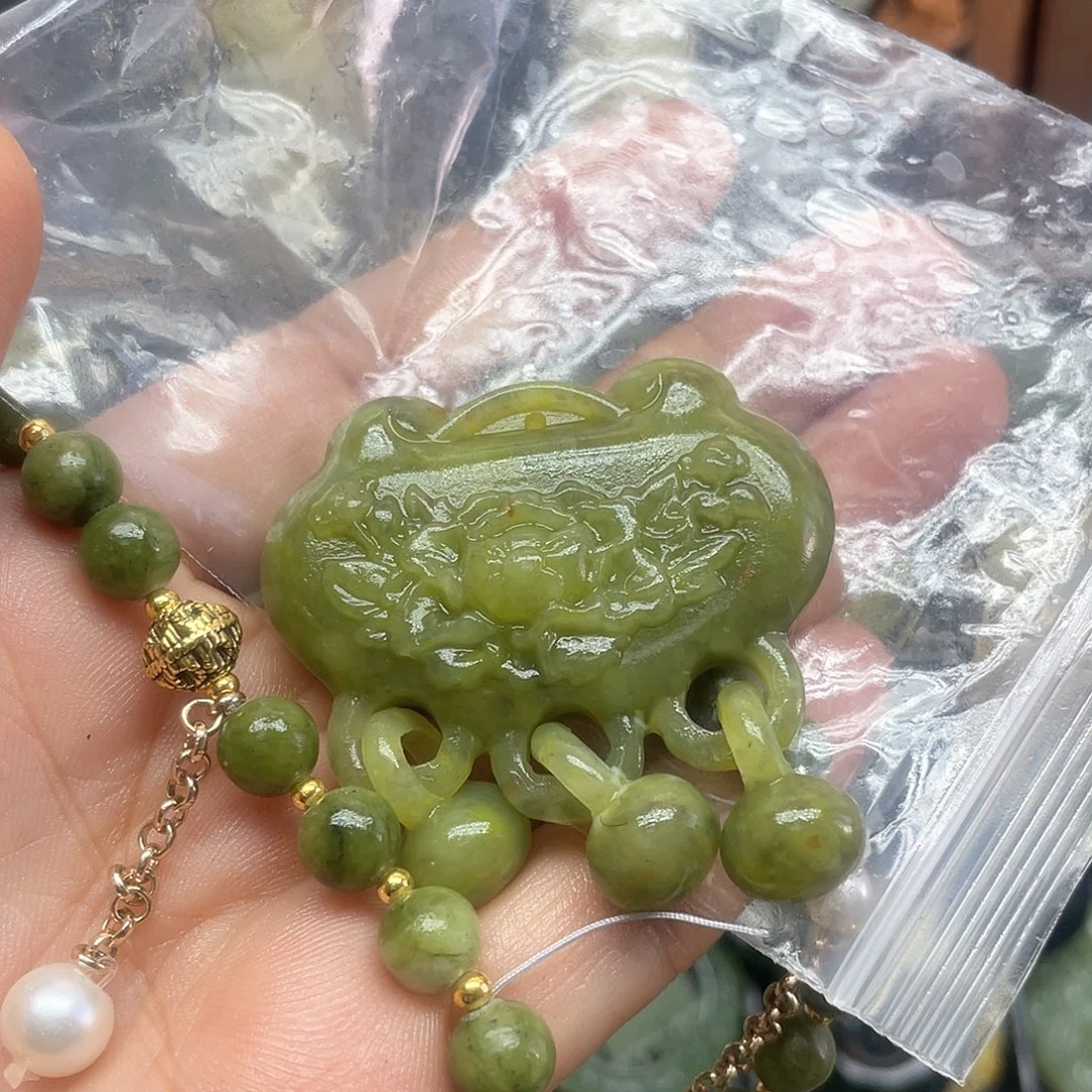 许***金未镶嵌蛇纹石玉颈饰