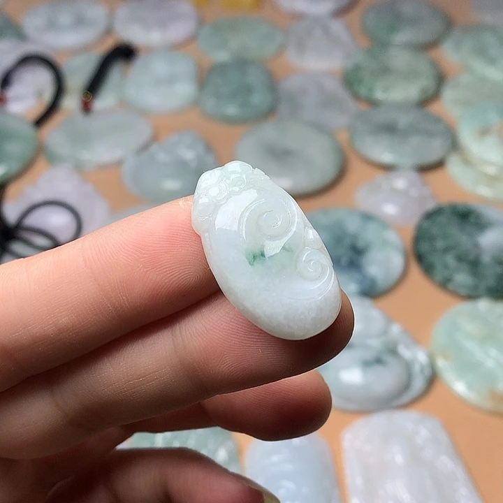 翡翠未镶嵌颈饰如意