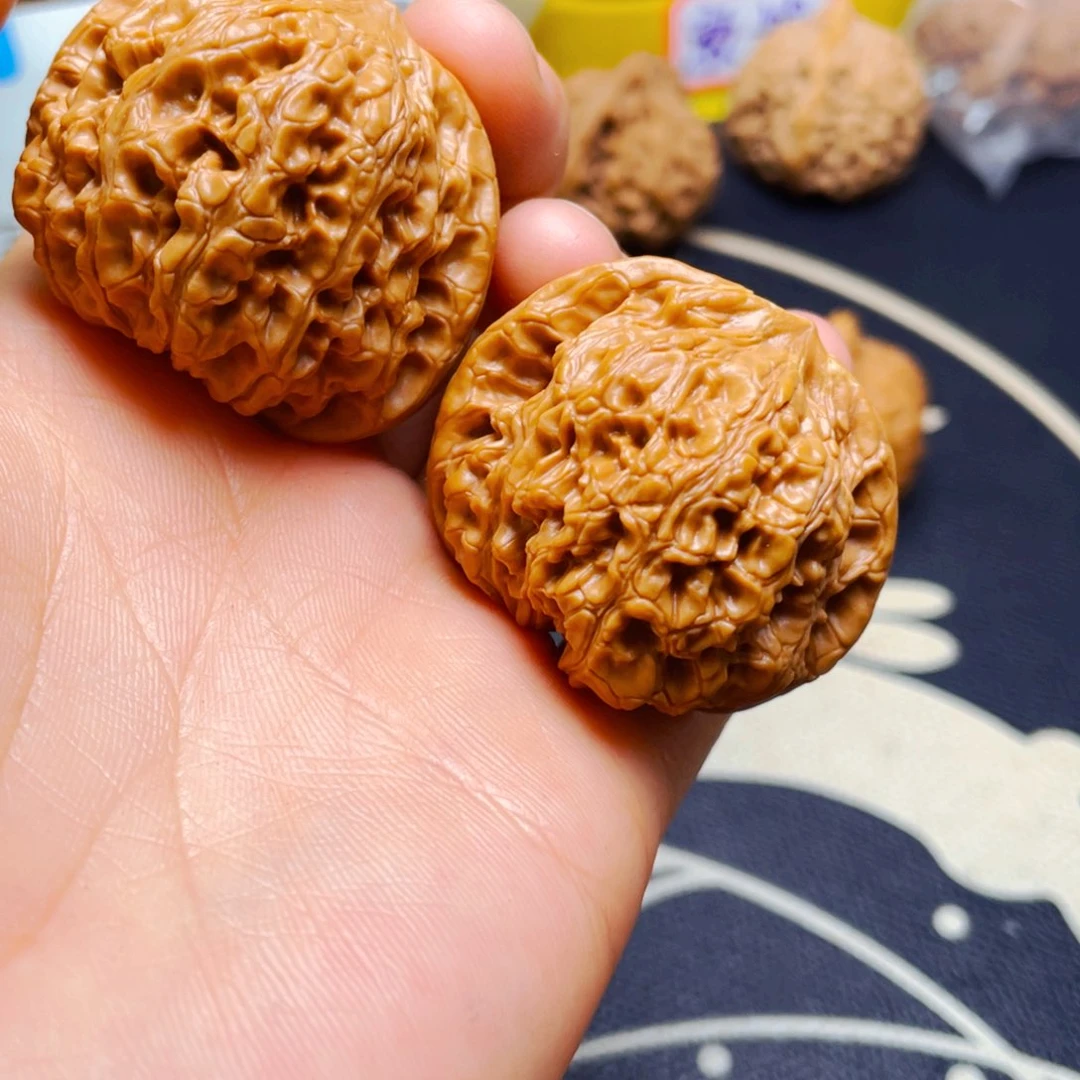文玩核桃手串龙洞玉