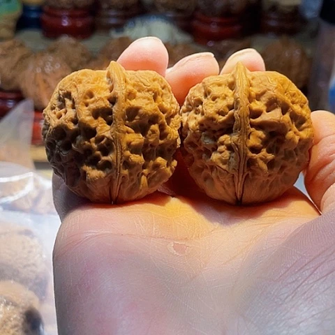 文玩核桃把件麻铁带彩磕尖40