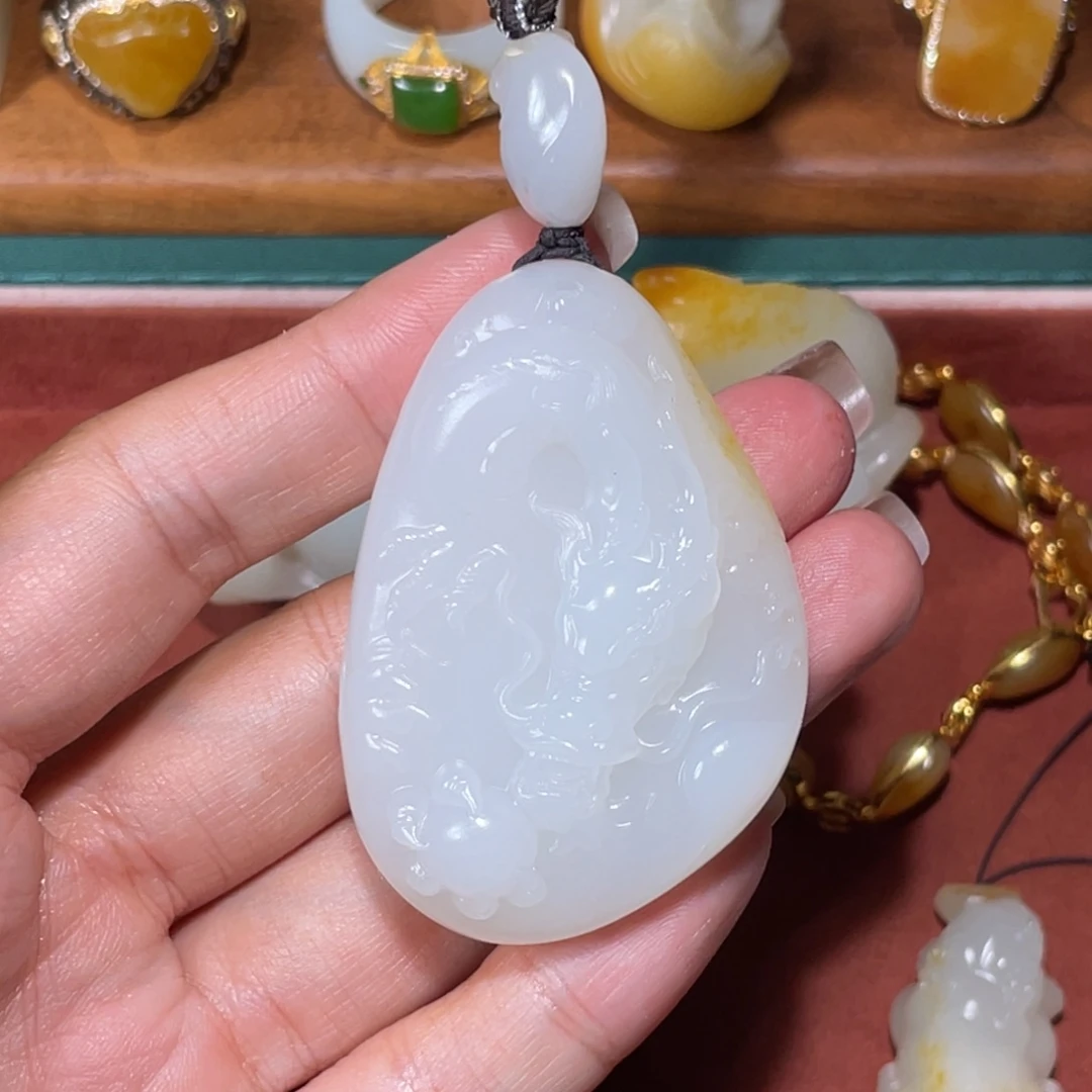 颈饰未镶嵌和田玉（糖玉）