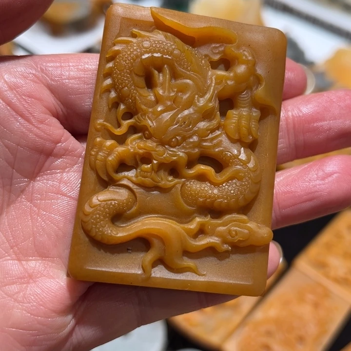 石英质玉（黄龙玉）未镶嵌颈饰
