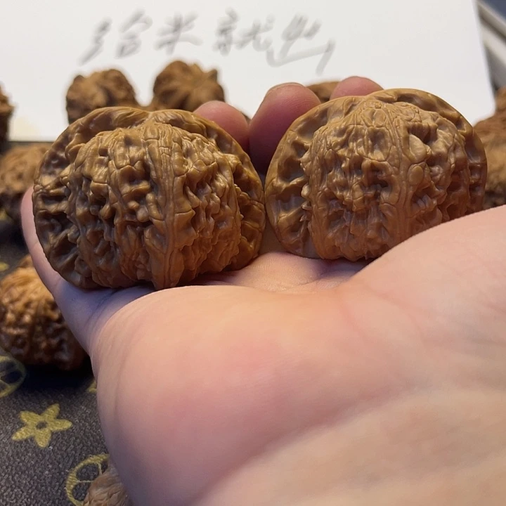 文玩核桃吊坠狮子