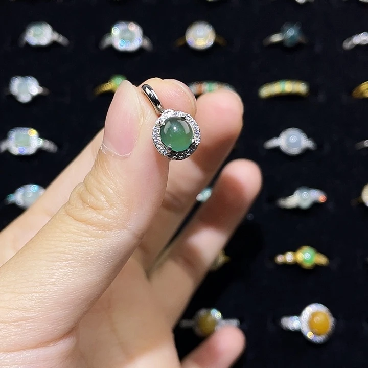 翡翠未镶嵌颈饰戒指