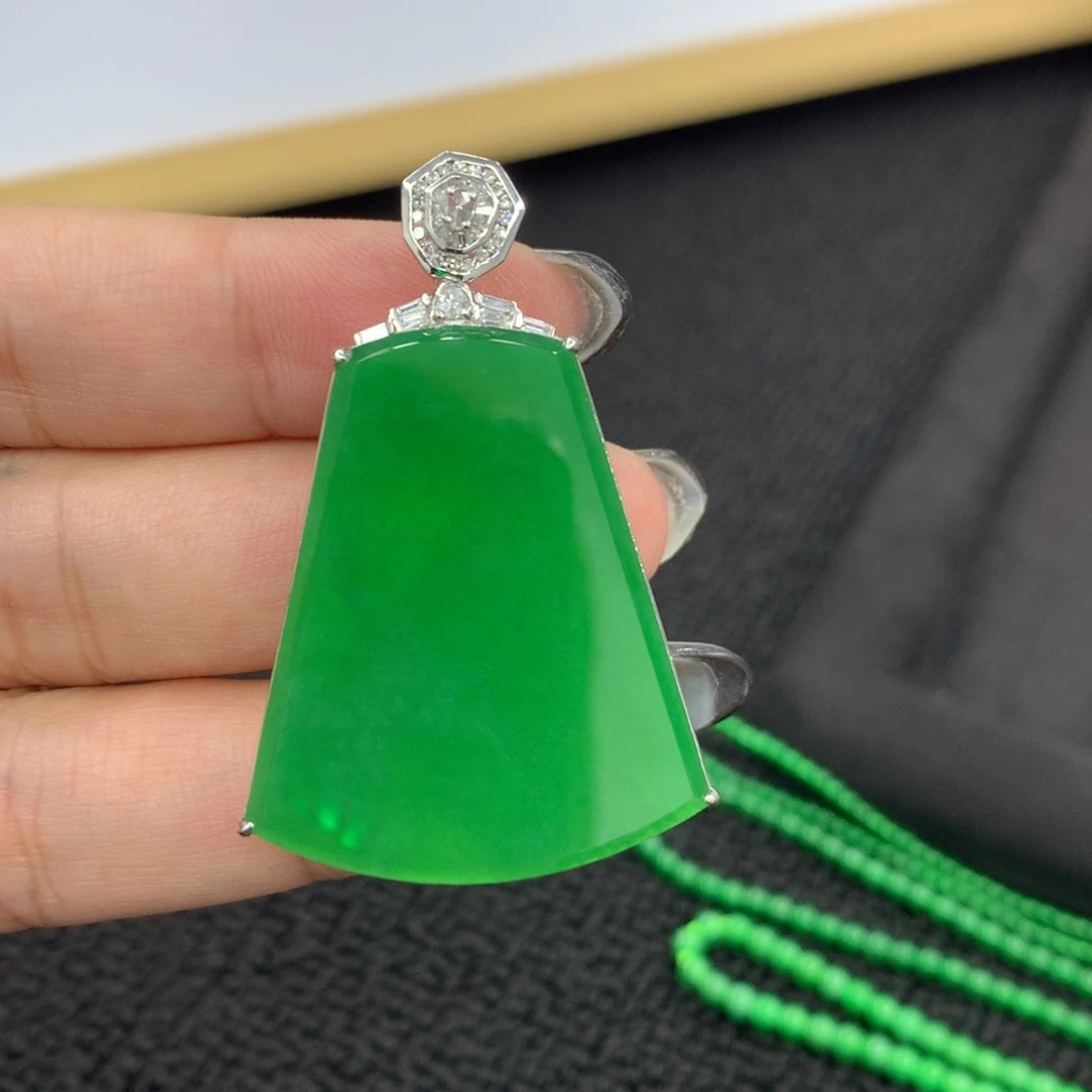 颈饰18K金镶嵌翡翠无事牌