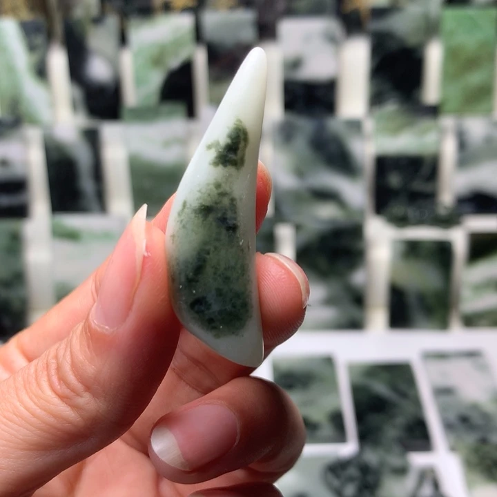 独山玉颈饰未镶嵌