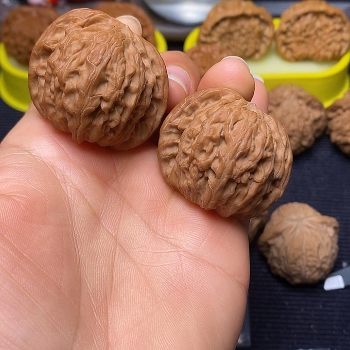 大***树核桃手把件40磨盘68