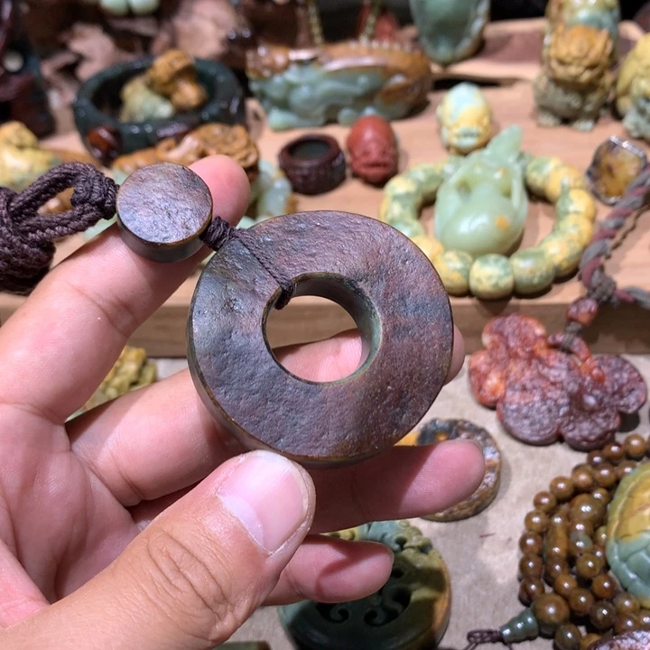 未镶嵌岫岩河磨玉（透闪石质玉）挂件