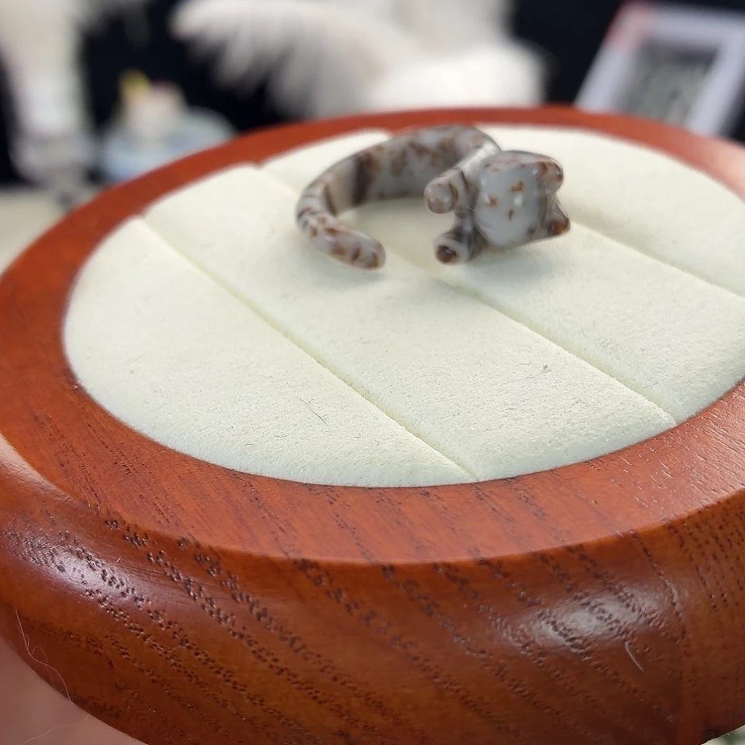不****和田玉（糖玉）未镶嵌戒指r17白底草花猫猫开口戒16.8