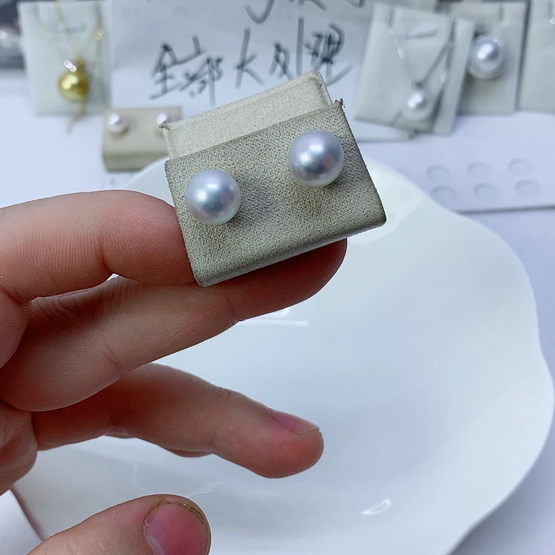 18K金镶嵌海水珍珠耳饰