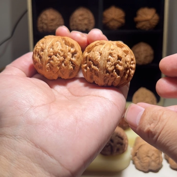 炸***肠把件桃核精品洪锦鲤手把件