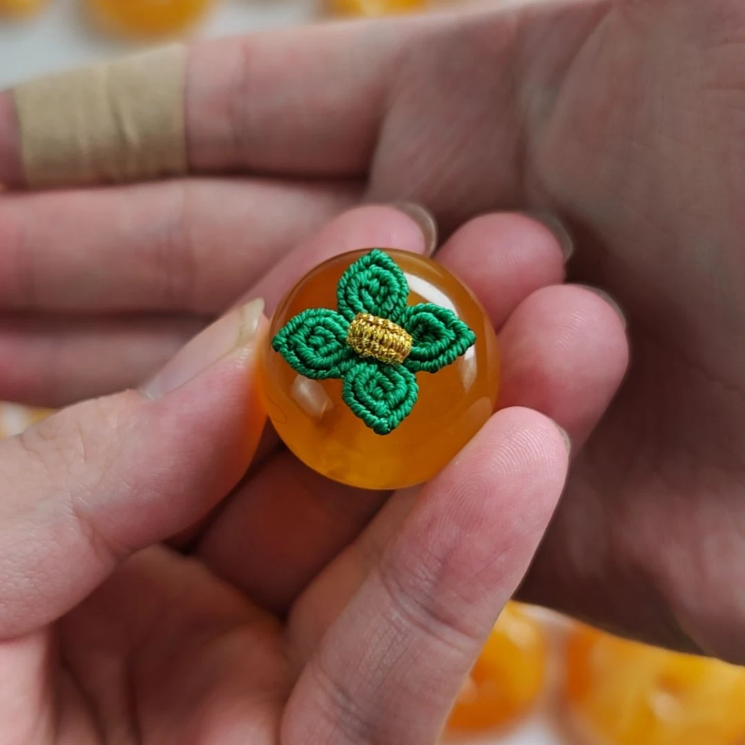 蜜蜡颈饰未镶嵌。