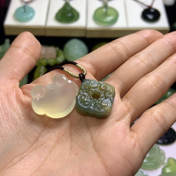 【闪购商品】蛇纹石玉未镶嵌颈饰