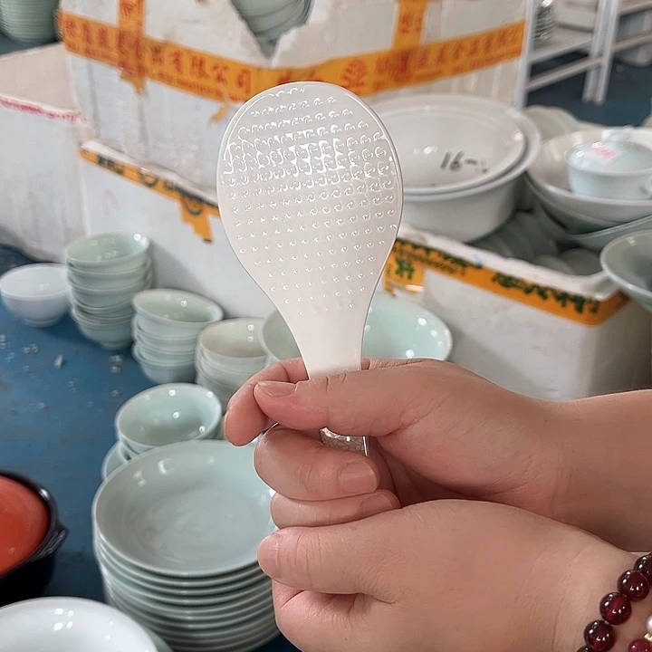邹***G陶瓷米饭铲一个，包邮