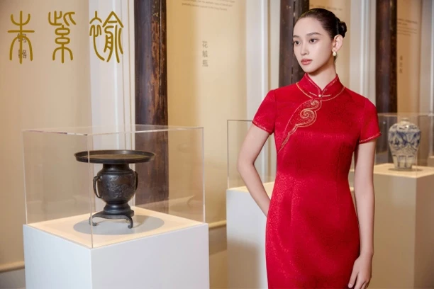 170298朱子褕简约优雅大方提花工艺旗袍红色