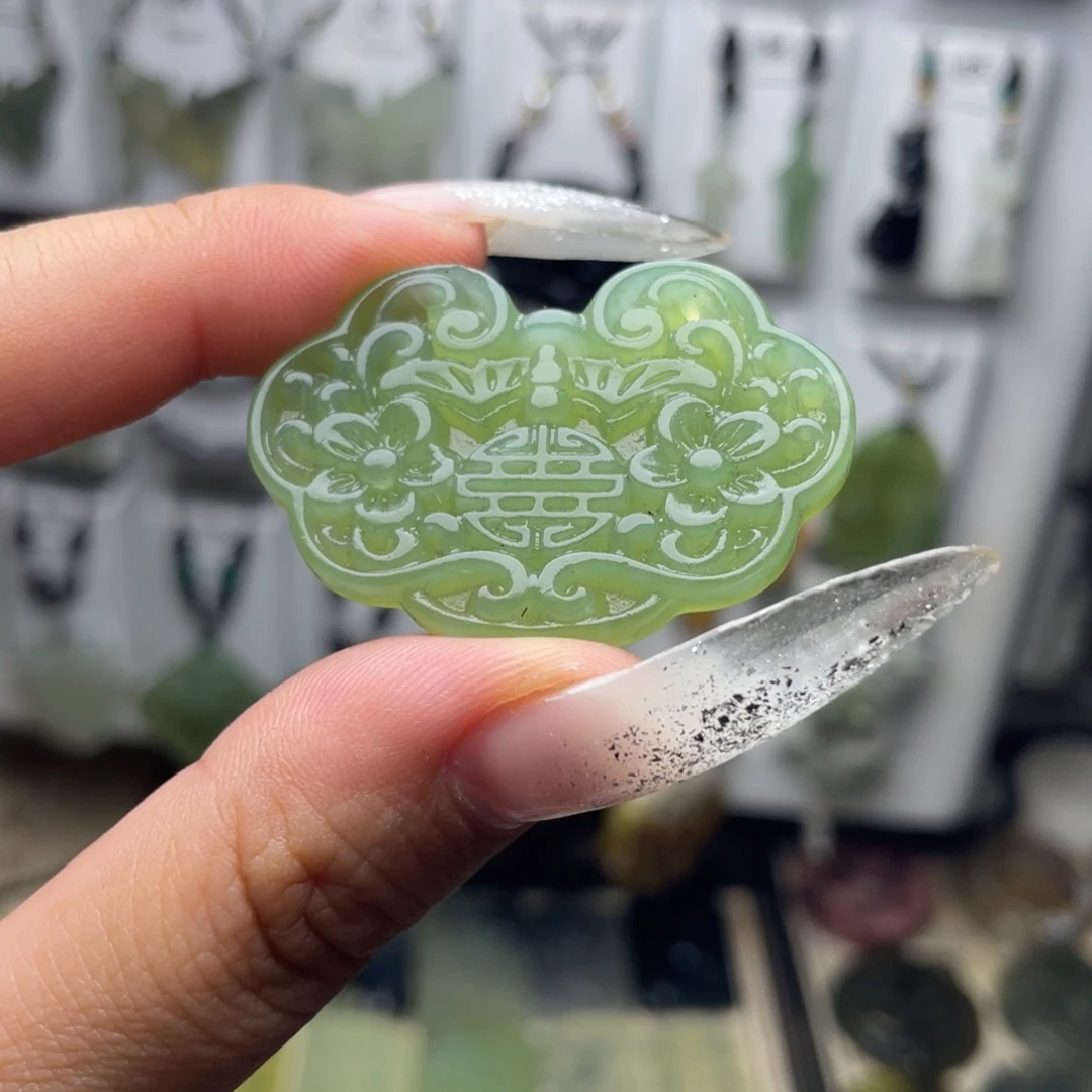 岫玉未镶嵌颈饰花锁