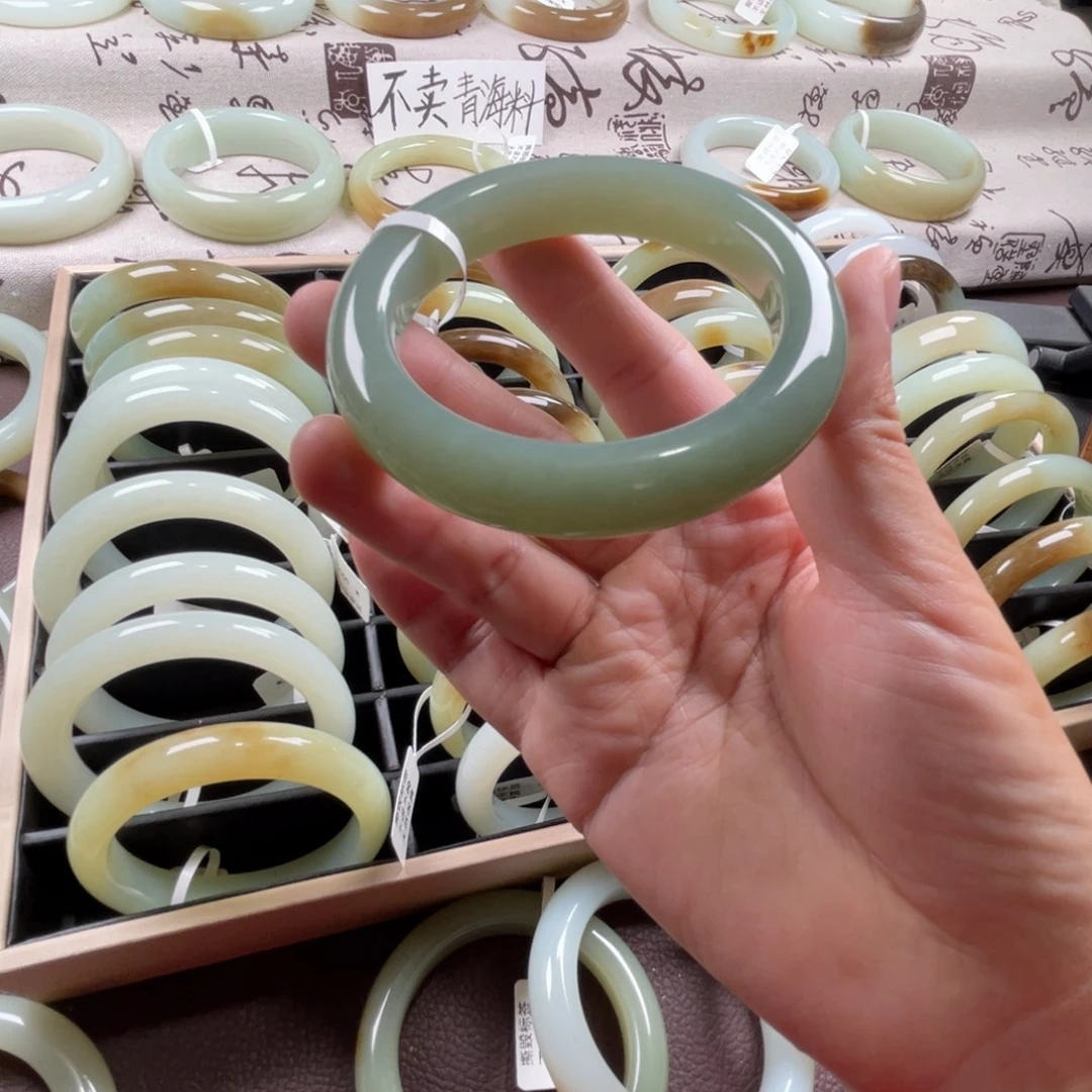 和田玉未镶嵌手镯