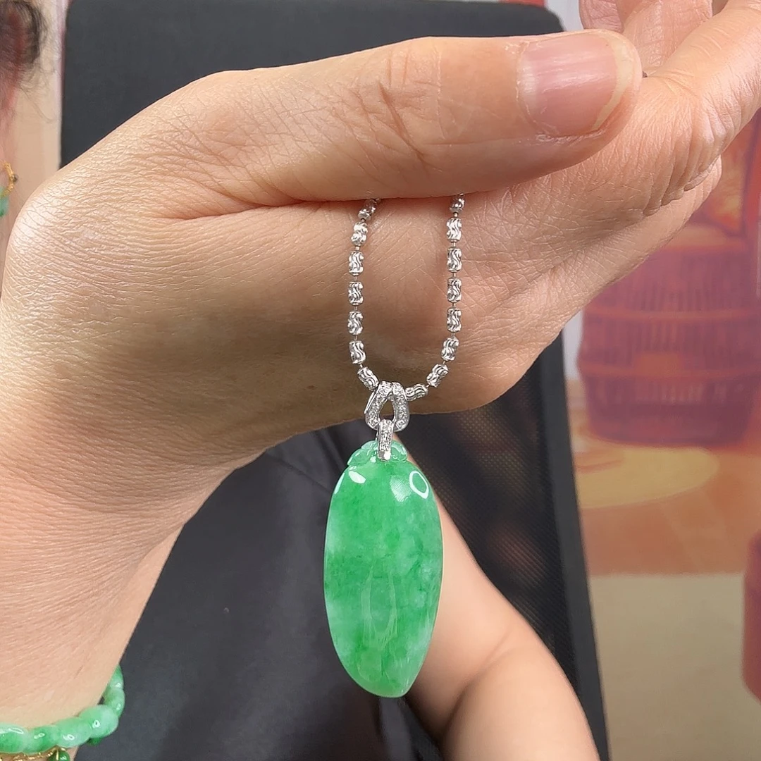 翡翠18K金镶嵌颈饰