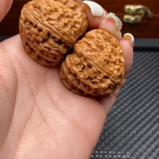 文玩核桃吊坠40三角白