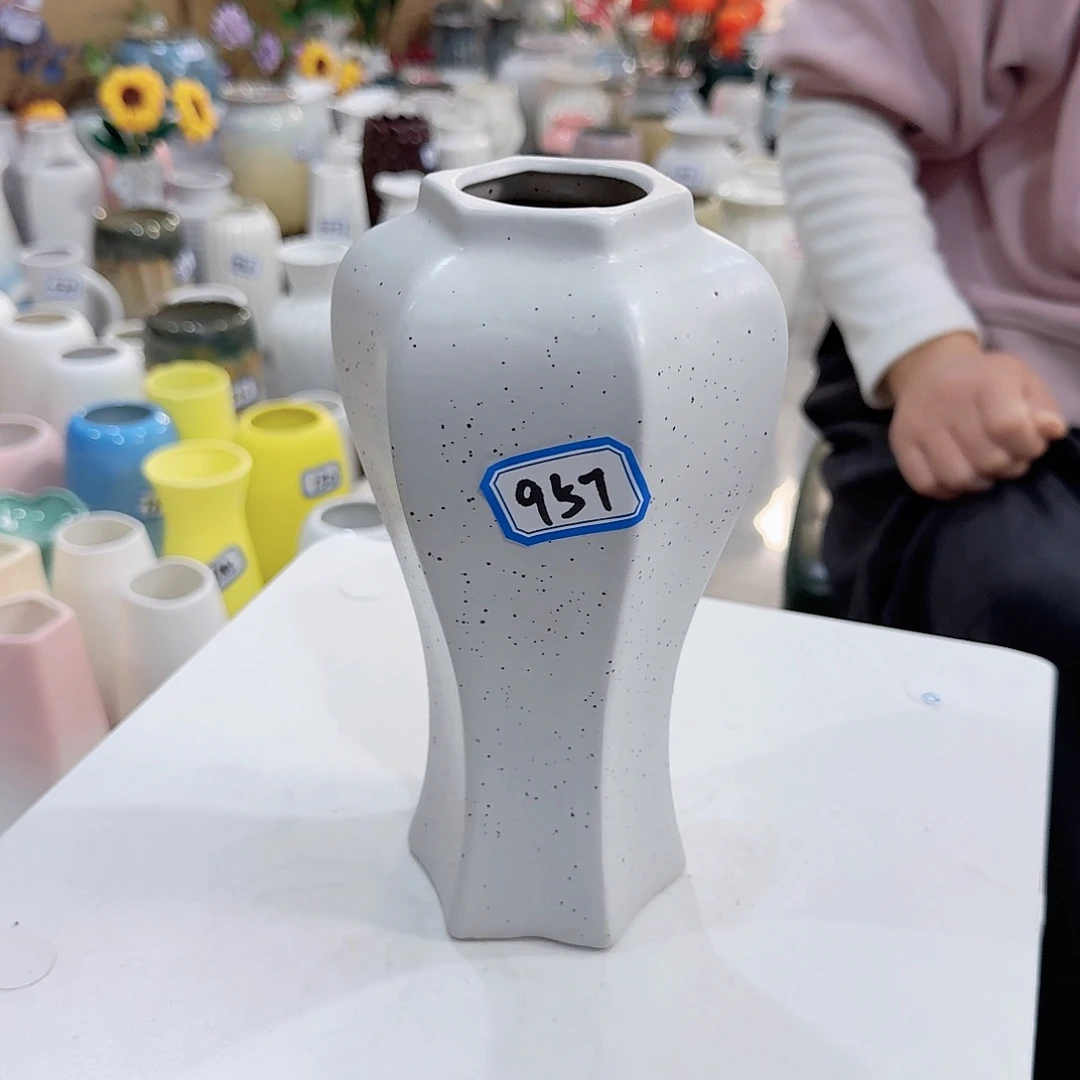 谷****957号陶瓷高20厘米微瑕一个