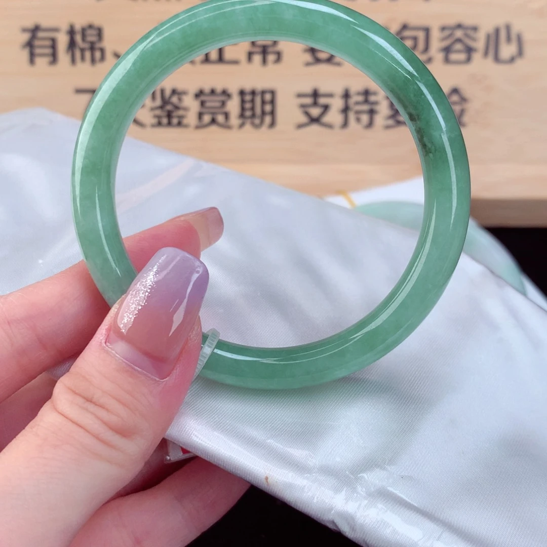 翡翠手镯未镶嵌翡翠