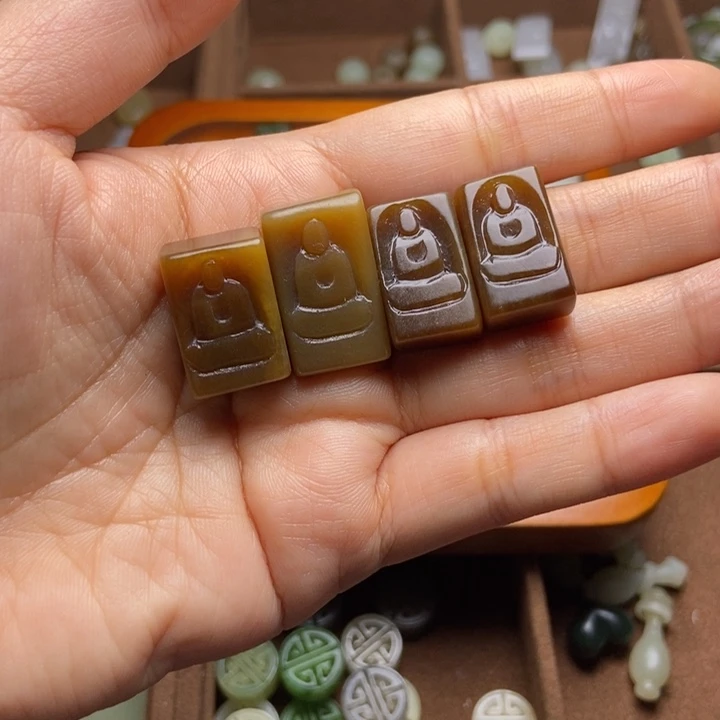 刘***娣颈饰未镶嵌和田玉