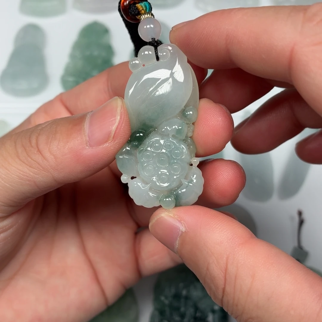 翡翠未镶嵌颈饰荷花