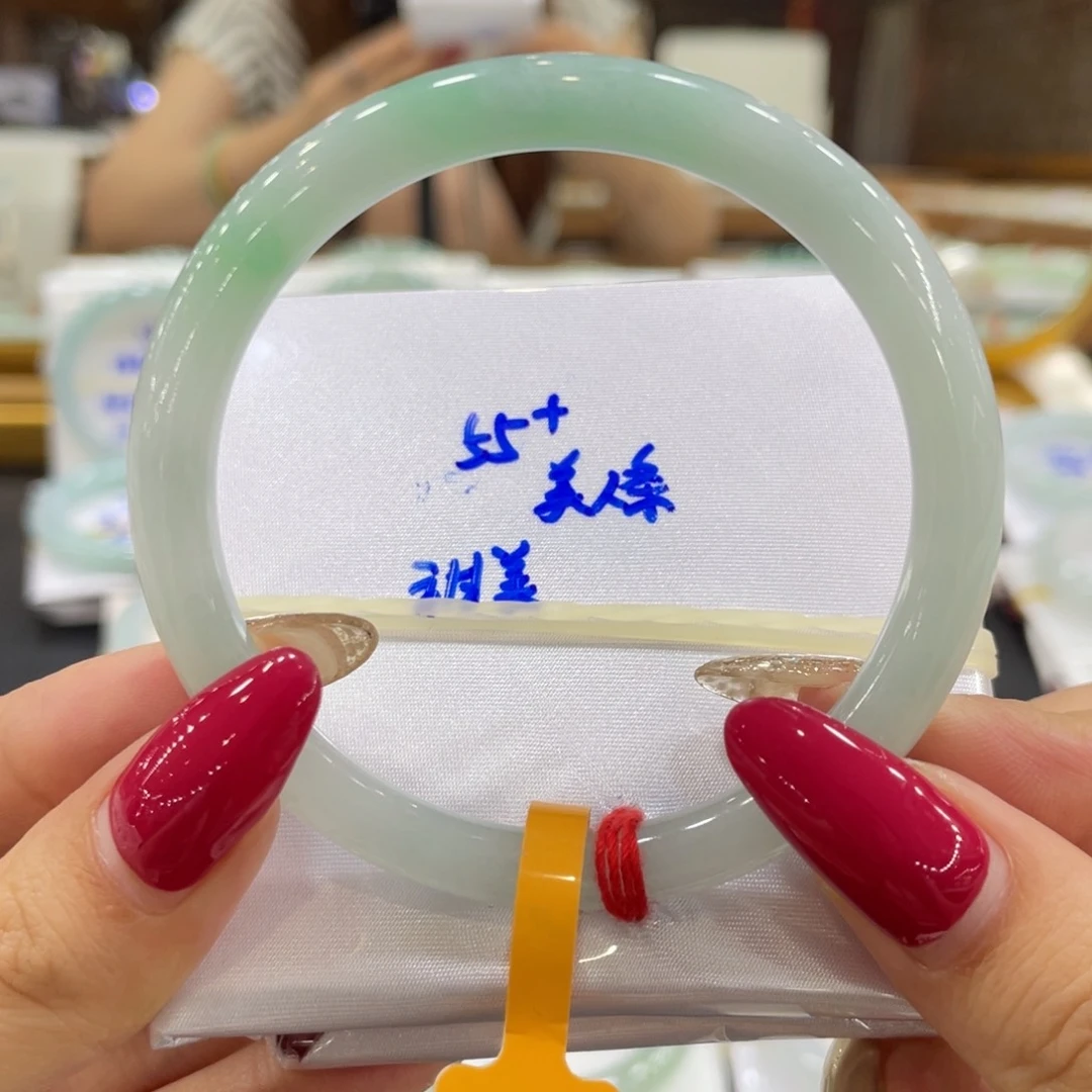 翡翠手镯未镶嵌翡翠