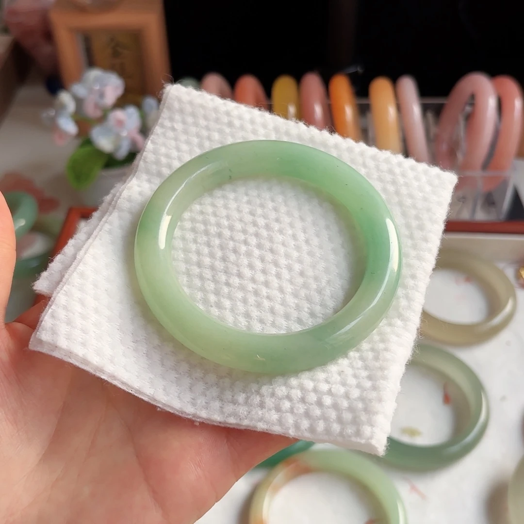 是***呀石英质玉未镶嵌手镯