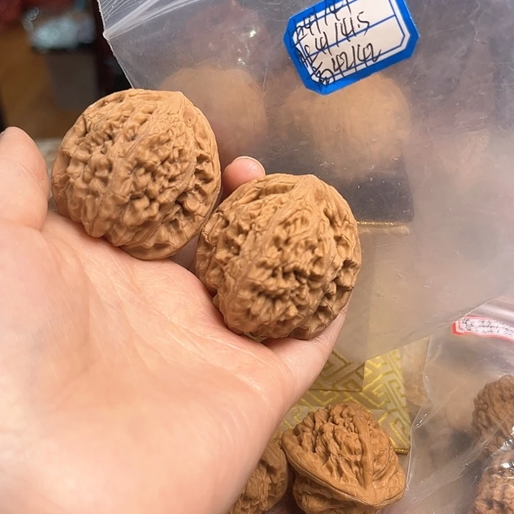 文玩核桃把件望月有瑕疵