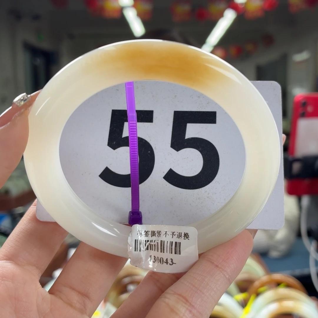 哪***位和田玉未镶嵌手镯