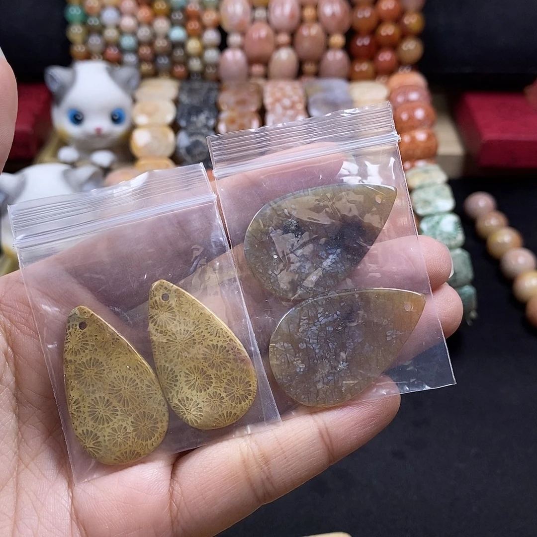 漓***草硅化珊瑚（珊瑚玉）手牌未镶嵌