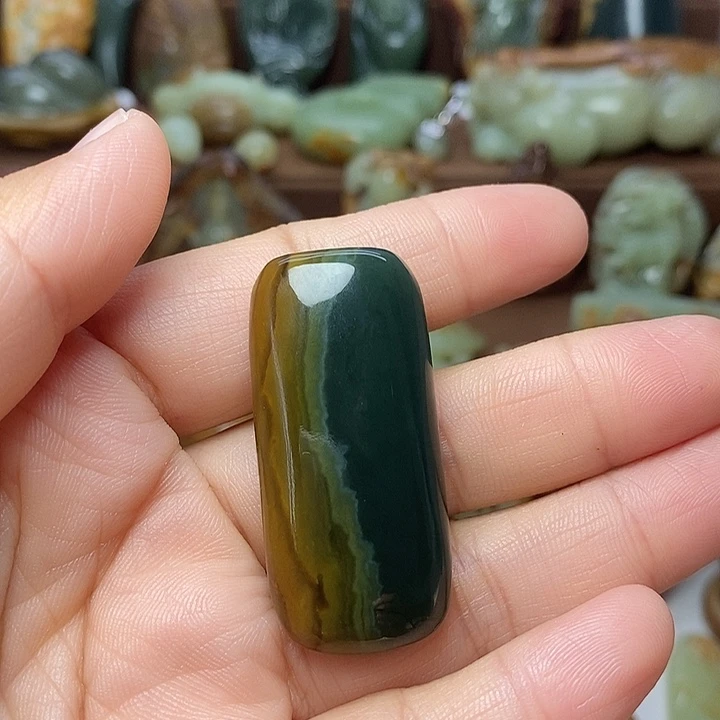 没***达岫岩河磨玉（透闪石质玉）未镶嵌颈饰