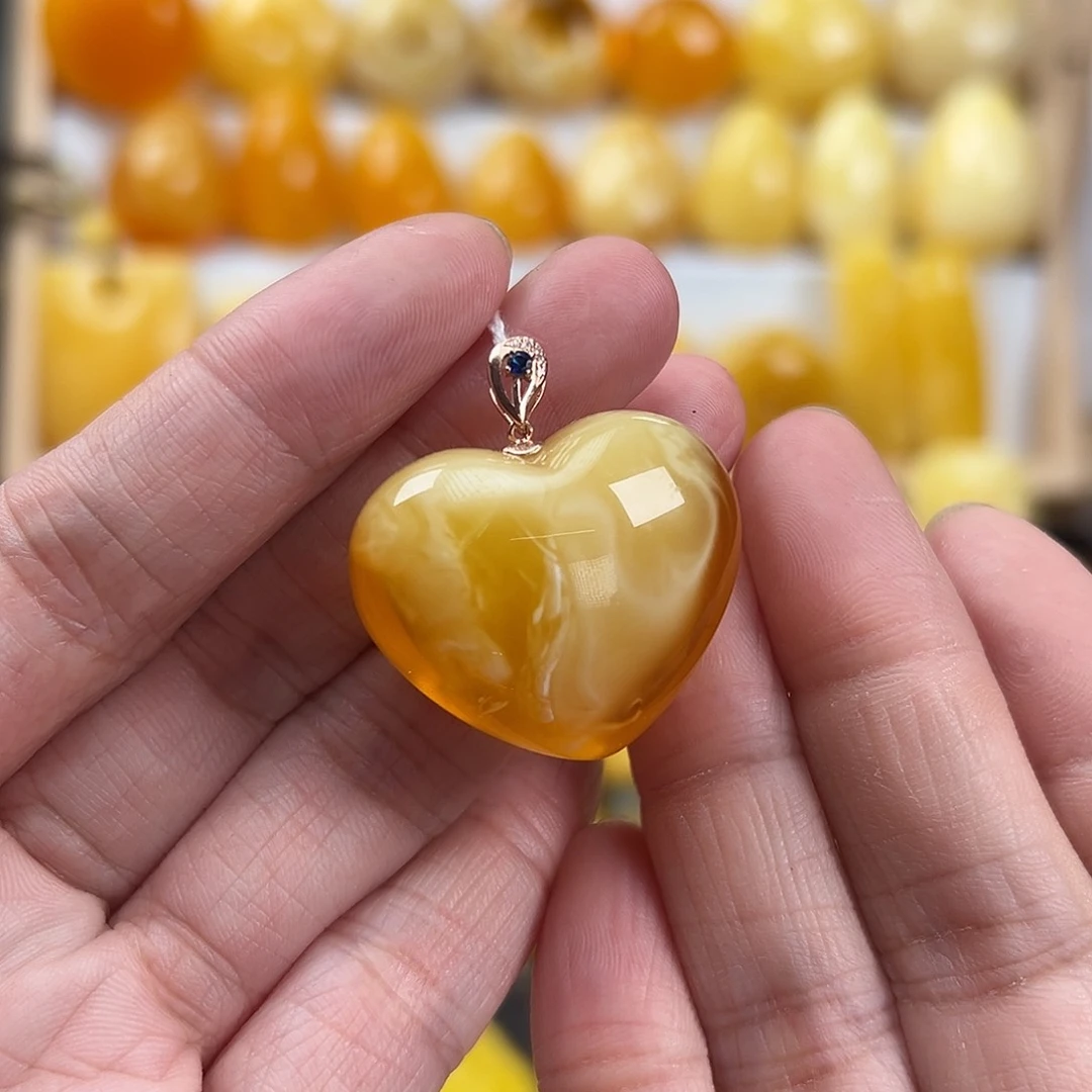 蜜蜡颈饰18K金镶嵌梅****?蜜蜡