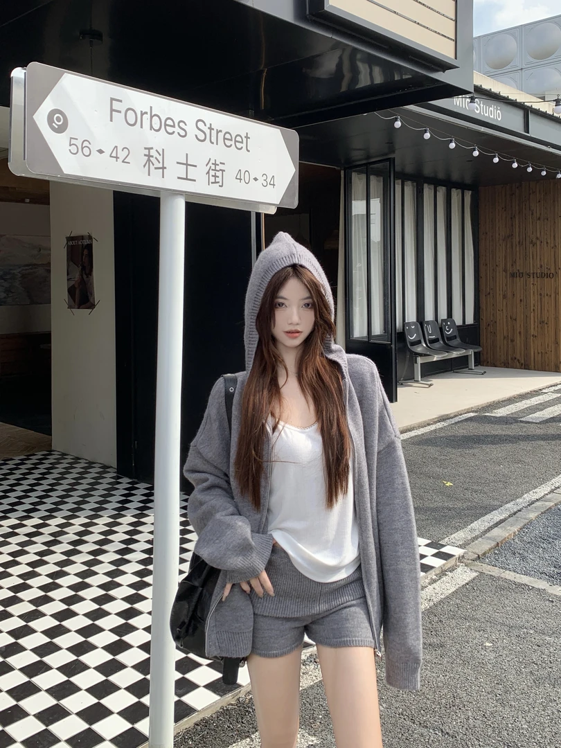 复古灰色宽松连帽毛衣外套女秋季休闲套装慵懒针织直筒短裤两件套