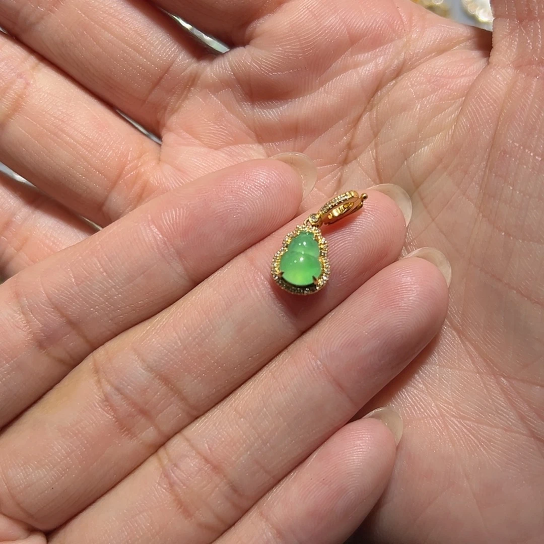 翡翠18K金镶嵌颈饰