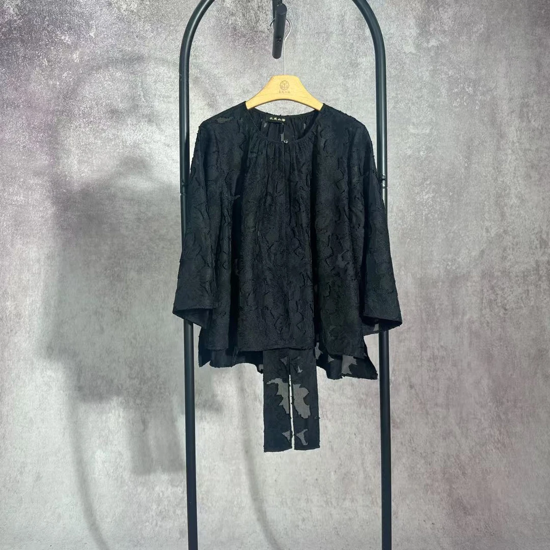 BF32970黑色植绒剪花刺绣门襟上衣百搭设计师款