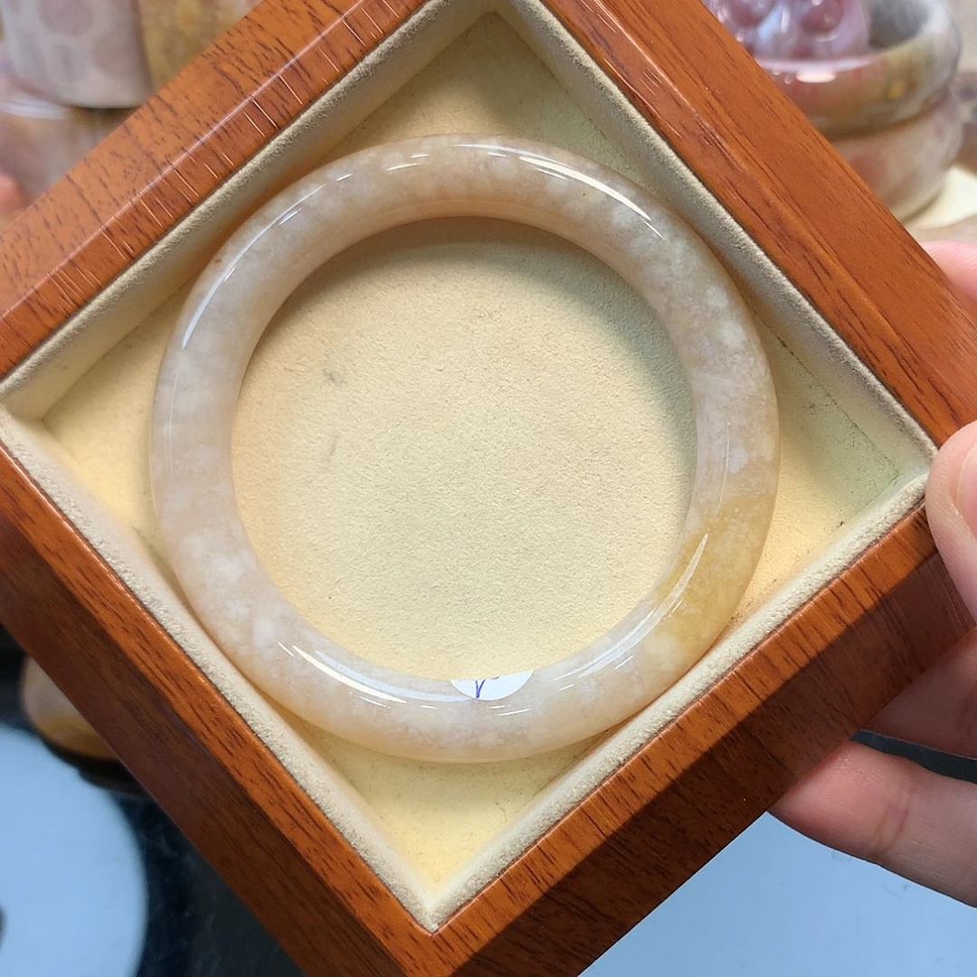 未镶嵌手镯硅化珊瑚（珊瑚玉）56口200