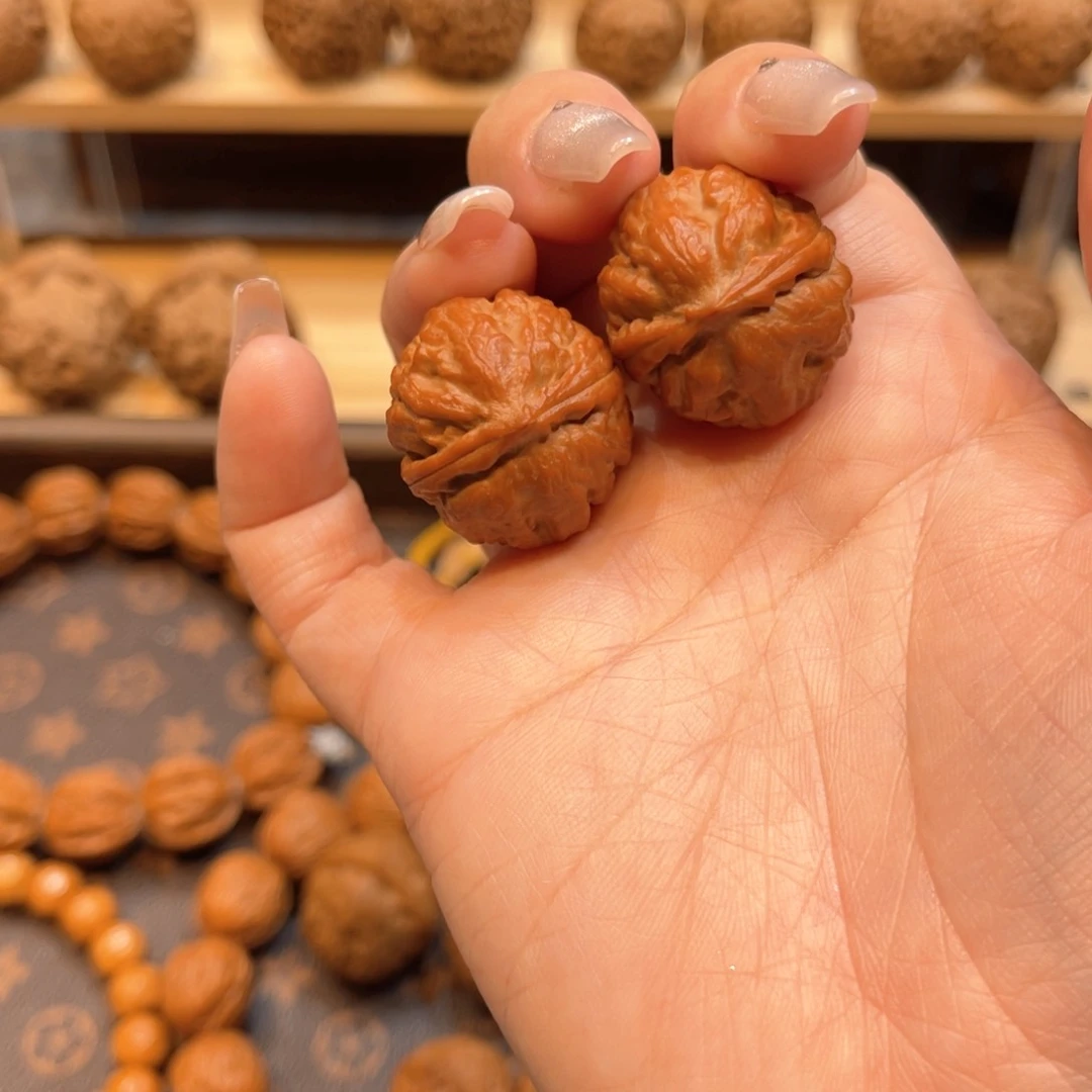 文玩核桃把件红皮爆肉八棱