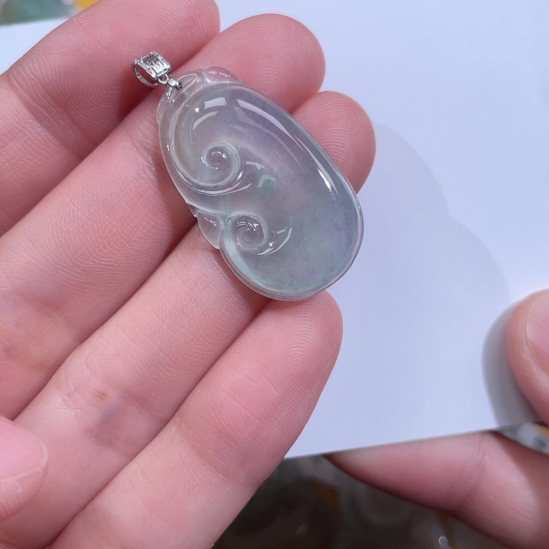 翡翠18K金镶嵌颈饰如意